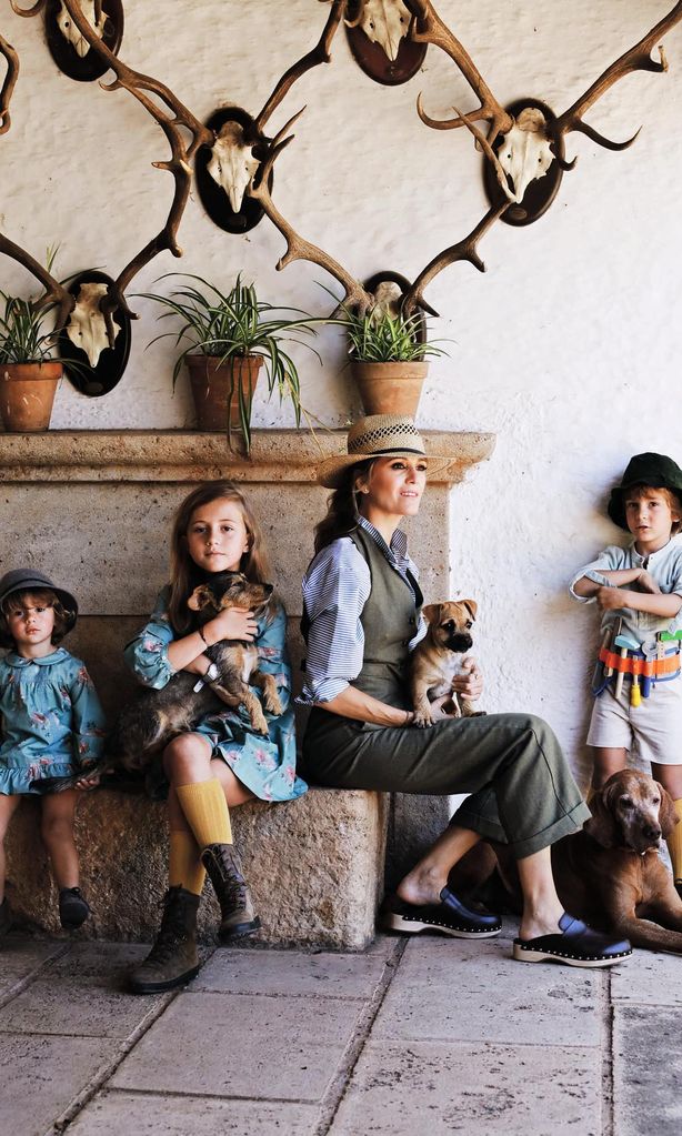 La creadora de Dear Prudence y sus tres hijos, junto a la chimenea, disfrutando de sus perros, a los que adoran.