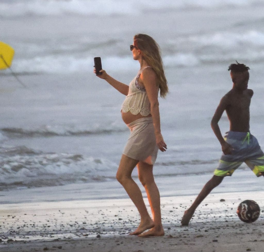 Photo © 2025 Backgrid/The Grosby Group

PREMIUM EXCLUSIVE
Costa Rica, December 23, 2024
Supermodel Gisele Bündchen, glowing at 44 and expecting her third child, was spotted taking a peaceful sunset walk with her partner Joaquim Valente in Costa Rica. The couple, accompanied by Joaquim's family and friends, embraced the serene atmosphere, with Gisele showcasing her baby bump against the beautiful sunset backdrop, making for a stunning maternity shot. Gisele also captured a sweet family photo of Joaquims older brother, Pedro Valente, and his wife Joana, as they enjoyed a family vacation together.*** La supermodelo Gisele Bündchen, radiante a sus 44 años y esperando su tercer hijo, fue vista disfrutando de una tranquila caminata al atardecer junto a su pareja Joaquim Valente en Costa Rica. La pareja, acompañada por la familia y amigos de Joaquim, abrazó la serena atmósfera, con Gisele mostrando su pancita de embarazo frente al hermoso paisaje del atardecer, creando una impresionante toma de maternidad. Gisele también capturó una tierna foto familiar de Pedro Valente, el hermano mayor de Joaquim, y su esposa Joana, mientras disfrutaban de unas vacaciones familiares juntos.