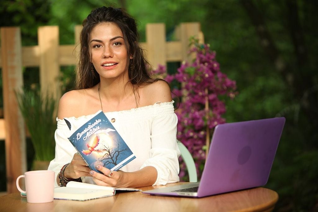 Emn 'Erkenci Kuş ' Sanem escribía un libro llamado "El Fénix y el Albatros', que llegó a comercializarse en la vida real