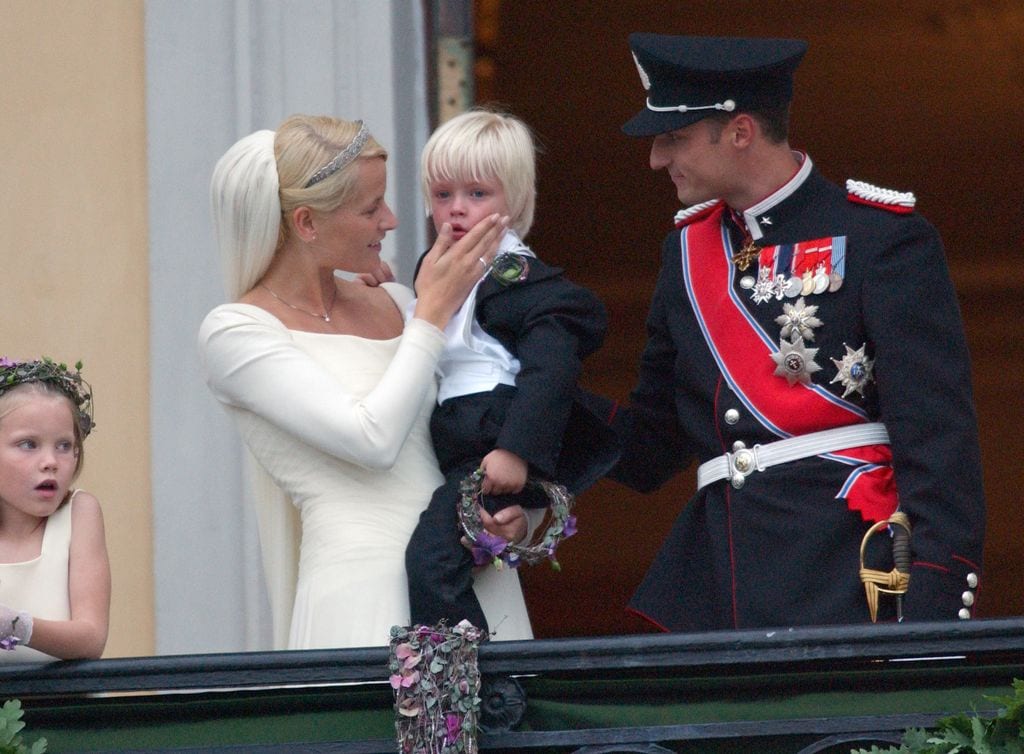 Los príncipes de Noruega Haakon y Mette-Marit con el pequeño Marius