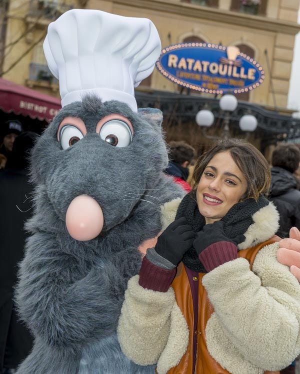 Martina Stoessel, que interpreta a Violetta, se lo pasó en grande con sus compañeros en este parque que representa al universo Disney 