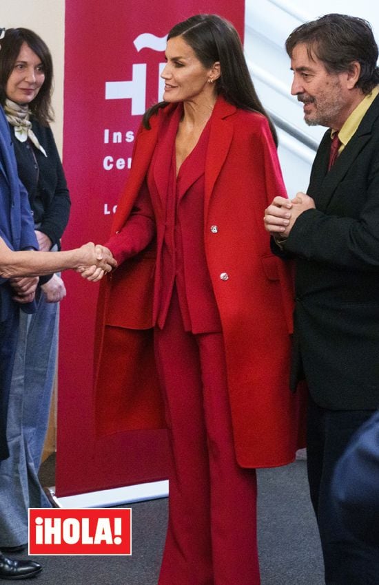 Reina Letizia con traje rojo