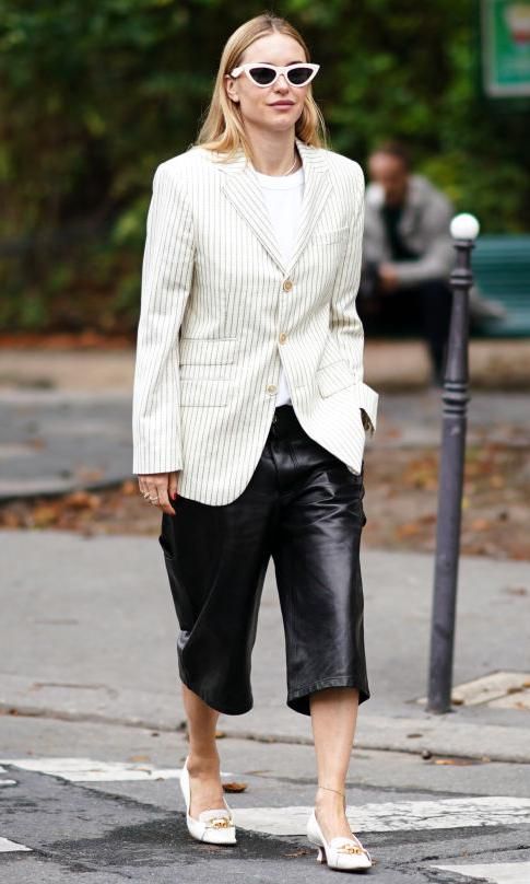 pernille teisbaek con kitten heels blancos y pantalon de cuero