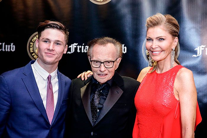 Larry King con su séptima esposa y su hijo Cannon