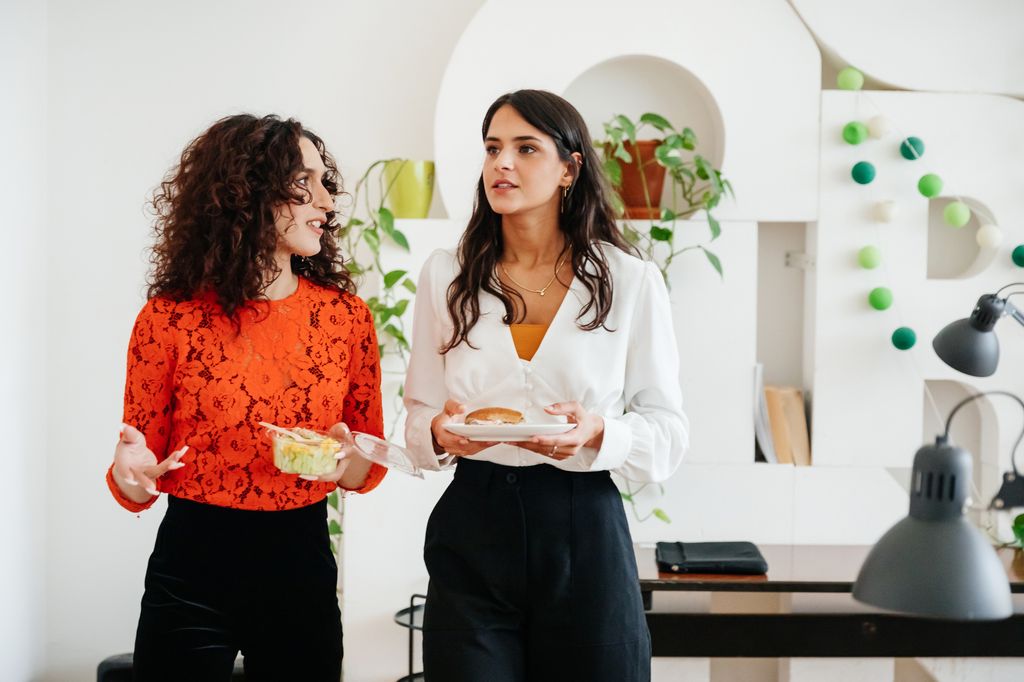 Mujeres comiendo en la oficina