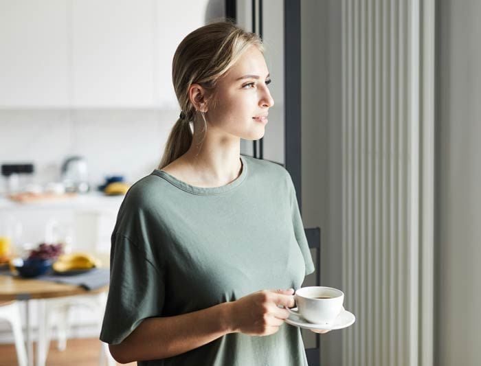 mujer tomando una infusión