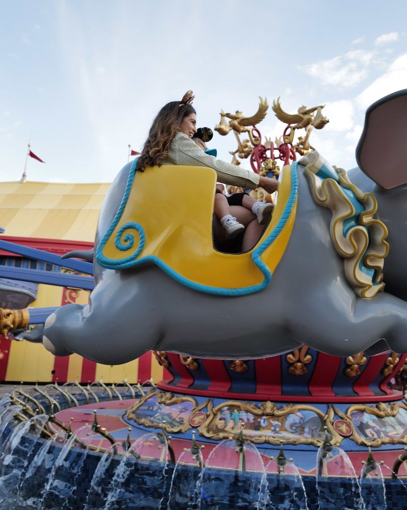 Nadia Ferreira y Marquito en una de las atracciones del parque.