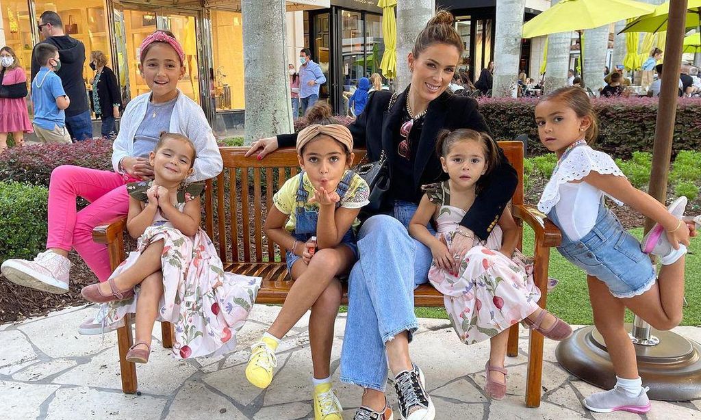 Jacky Bracamontes y sus hijas