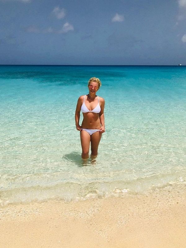 Britney Spears deslumbra con su bikini triangular blanco