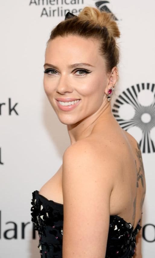 Scarlett Johansson de espalda con vestido negro escotado y cabello recogido