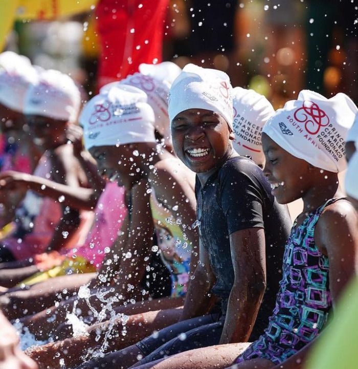 Los jóvenes aprenden natación