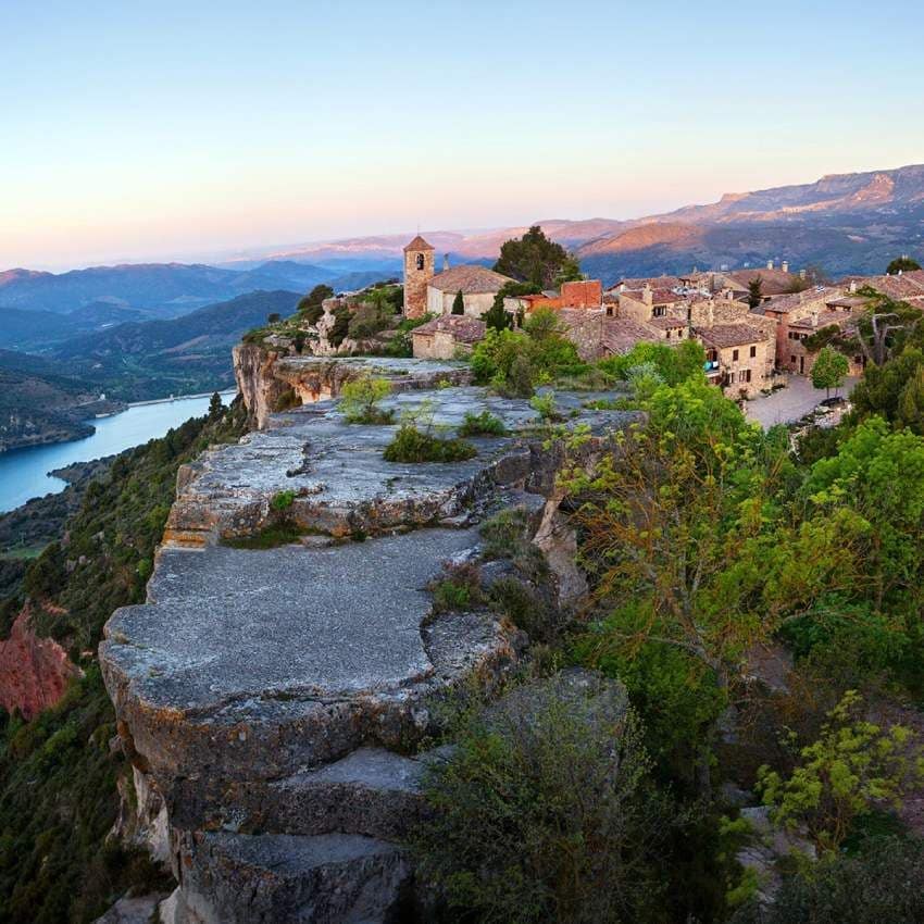 pequena villa de siurana con el pantano y sobre las montanas tarragona