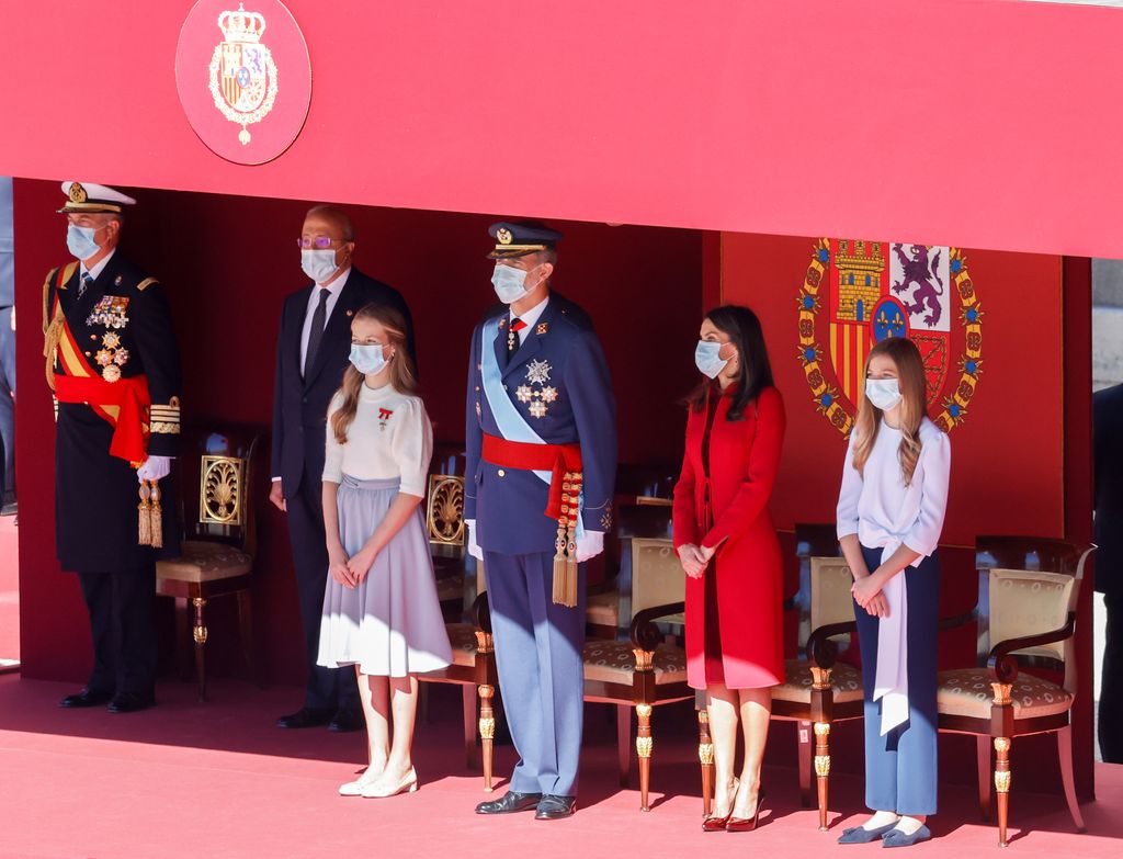 Reyes Felipe y Letizia, princesa Leonor e infanta Sofía en el 12 de octubre de 2020