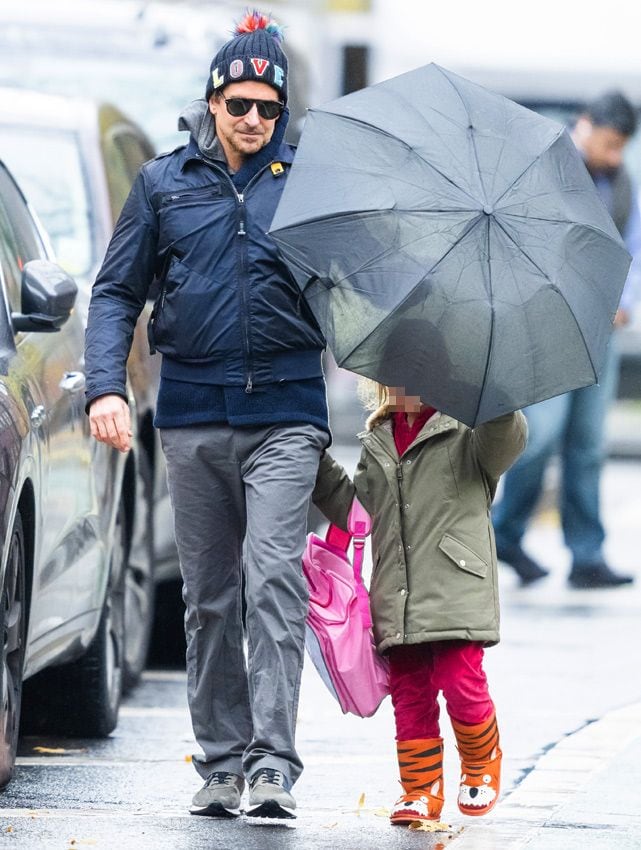 Bradley Cooper, de paseo con su hija