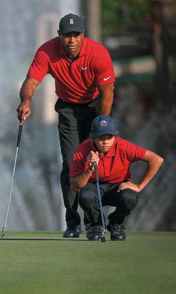 Hola 4039 Tiger Woods con su hijo