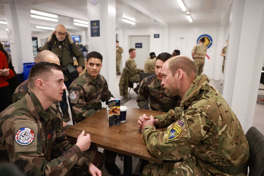 El príncipe Guillermo en un campamento militar en Estonia