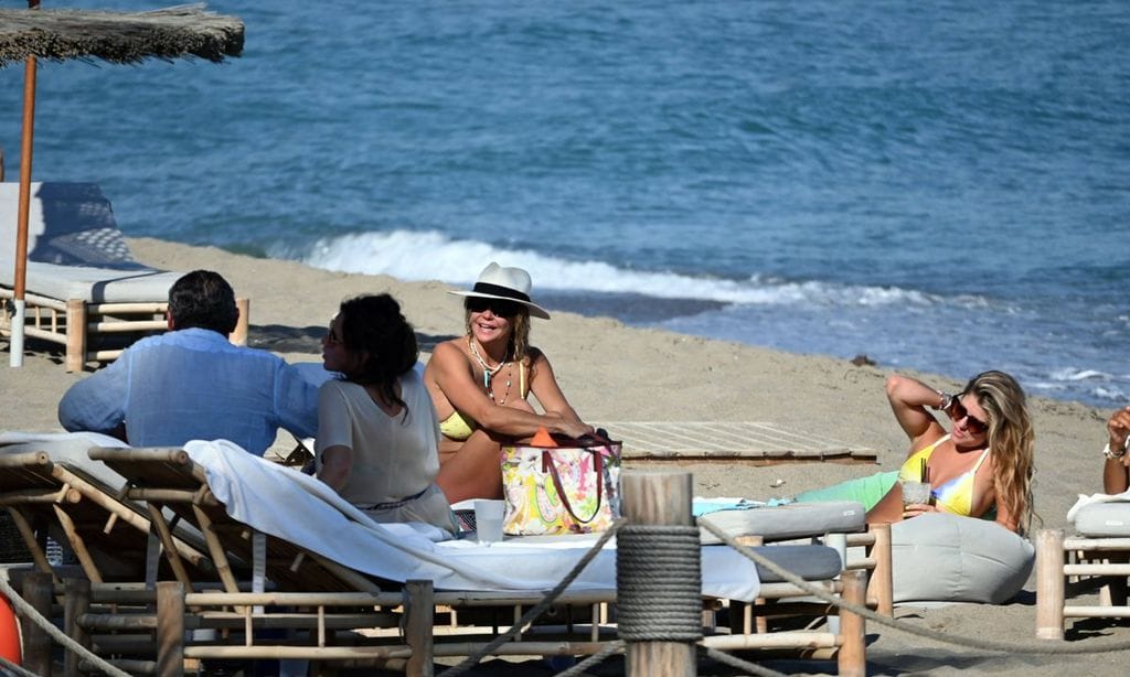 Makoke y su hija, Anita Matamoros, en el chiringuito de Marta Fernández en la Milla de Oro de Marbella.