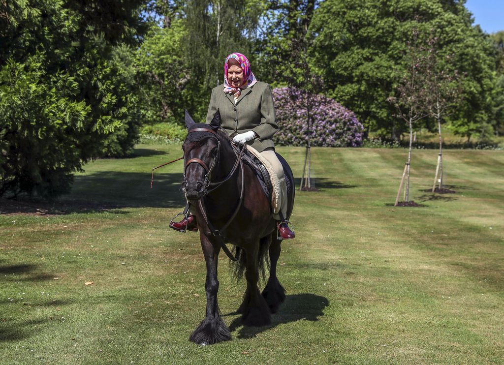 Isabel II a caballo