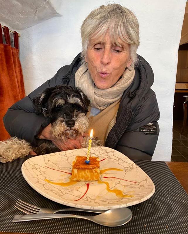 Mercedes Milá soplando las velas de su 71 cumpleaños