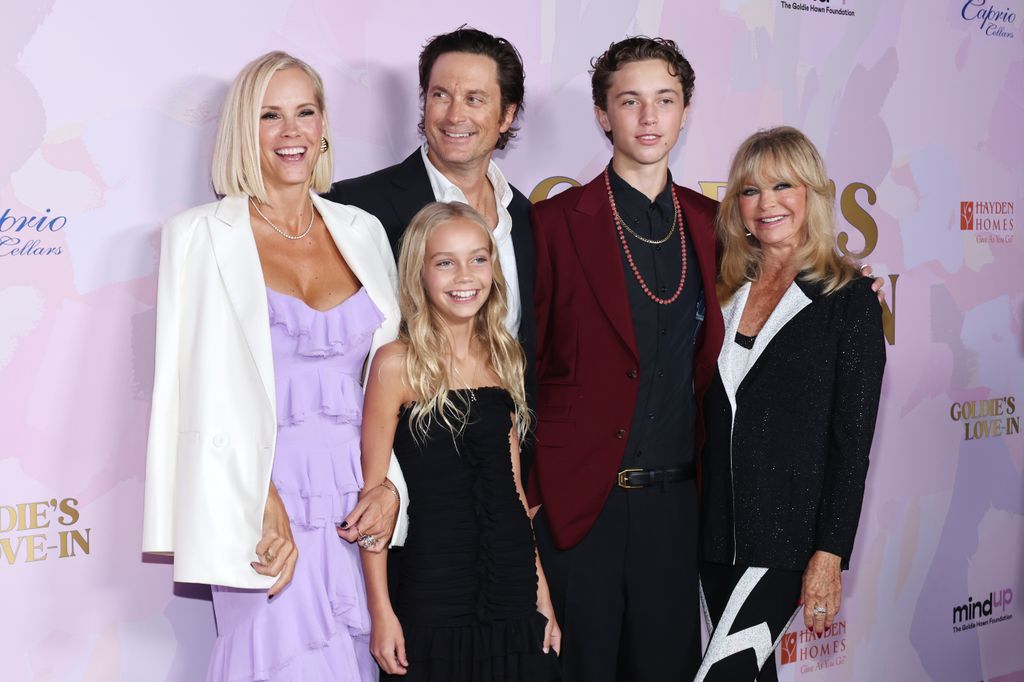 Goldie Hawn, con su hijo Oliver Hudson, su nuera Erinn y sus nietos Rio y Wilder en el vigésimo aniversario de la Fundación Goldie Hawn en Beverly Hills  