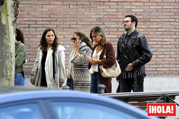 Los Flores acuden al hospital a visitar a Elena Furiase y al nuevo miembro de su familia