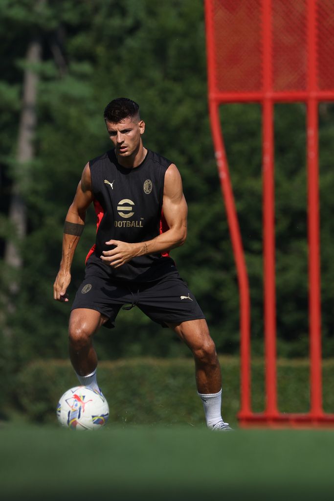 Álvaro Morata entrenando con su nuevo equipo, el AC Milan el 10 de agosto de 2024  