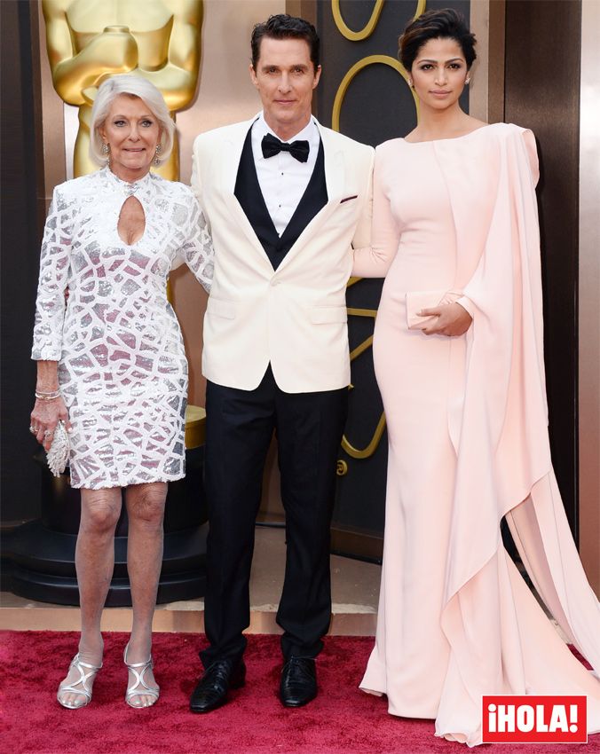 La madre de Matthew McConaughey, de 88 años, y el padre Hugh Grant, de 91, ¡van a tener una cita!