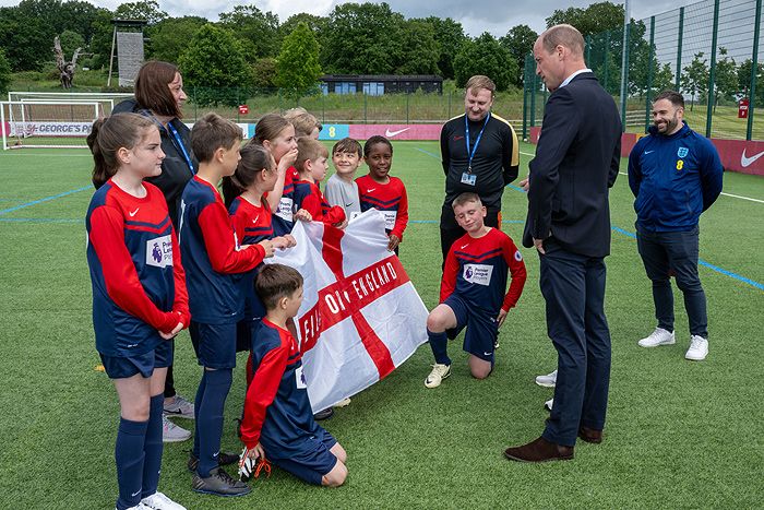 El príncipe Guillermo en su visita a la selección inglesa de fútbol