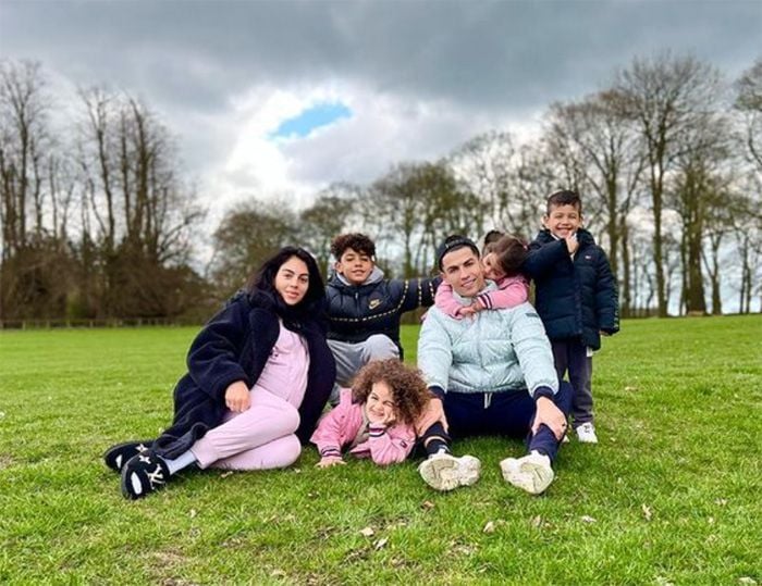 Cristiano Ronaldo y Georgina Rodríguez con sus hijos