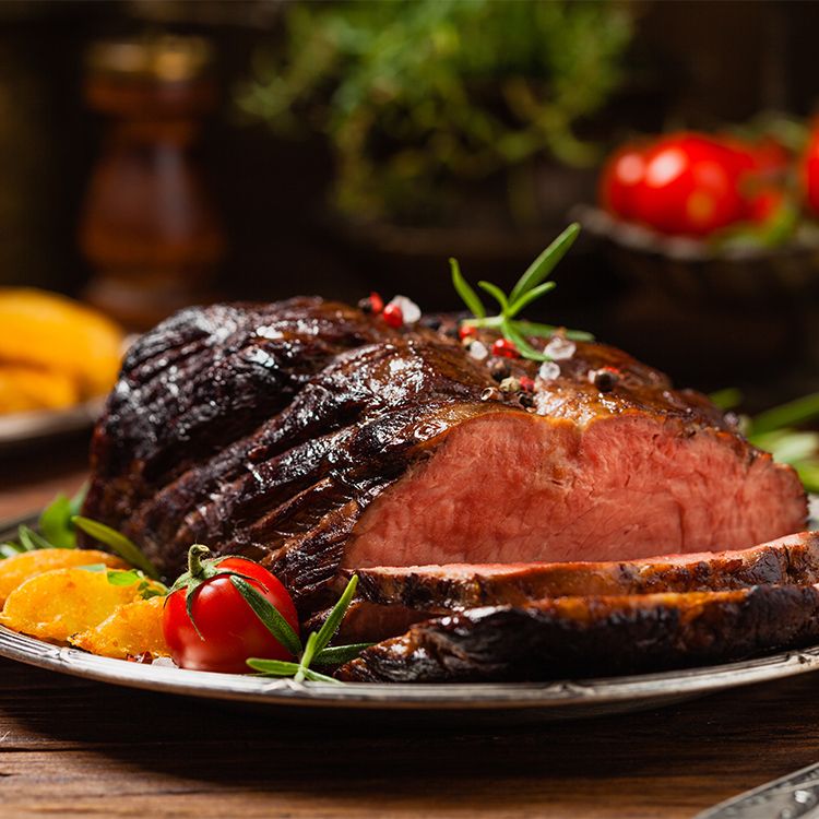 Pieza de brisket cocinada: hecha por fuera y rosada por dentro