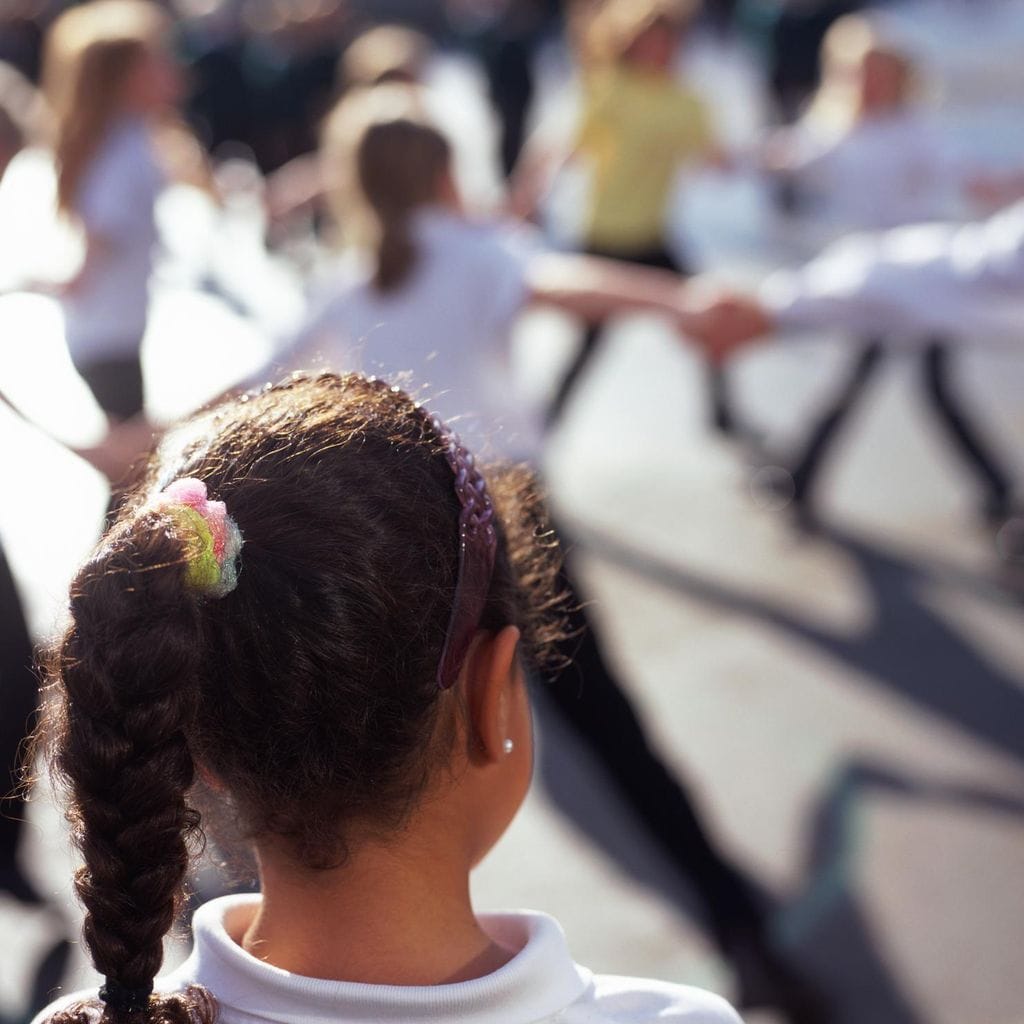 Niña sola en el recreo