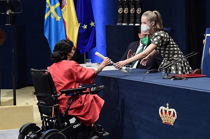 leonor entrega el premio a teresa perales