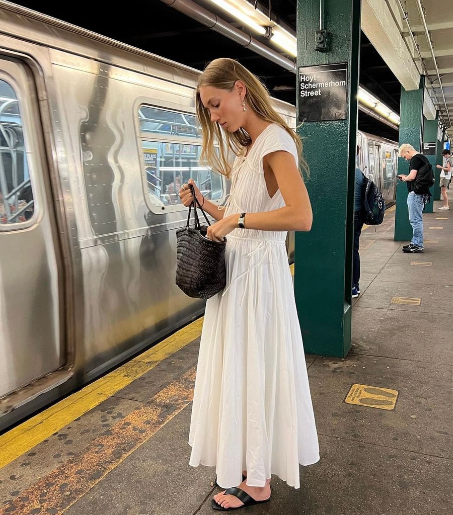 Amalie Moosgaard con vestido blanco