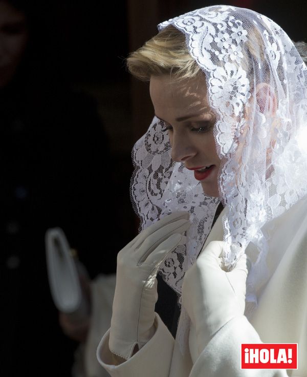 La Princesa ha cumplido con el protocolo establecido vistiendo de blanco, el color permitido ante el Pontífice para las princesas y reinas católicas. La única licencia que se ha permitido ha sido pintar sus labios de rojo
