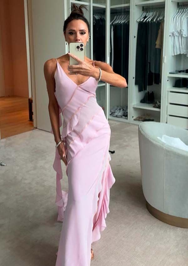 Victoria Beckham con vestido de invitada rosa para la boda de Marc Anthony y Nadia Ferreira