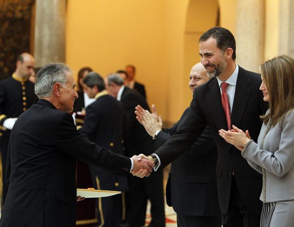 Imagen de 2013 de Jesús Hermida con los entonces Príncipes de Asturias durante la entrega del Premio Nacional de Cultura
