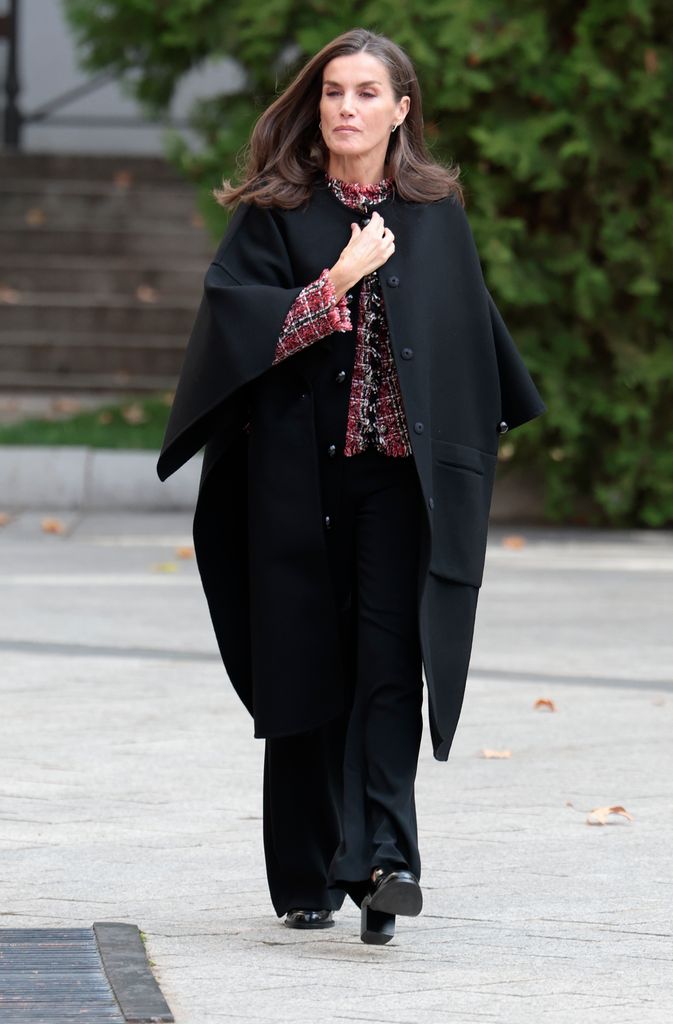  Reina Letizia look Madrid abrigo negro chaqueta tweed