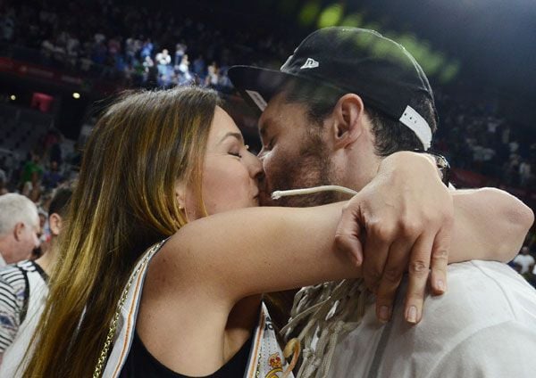 Nada más acabar el partido, Helen Lindes bajó a la pista y se fundió en un apasionado beso con su futuro marido, Rudy Fernández
