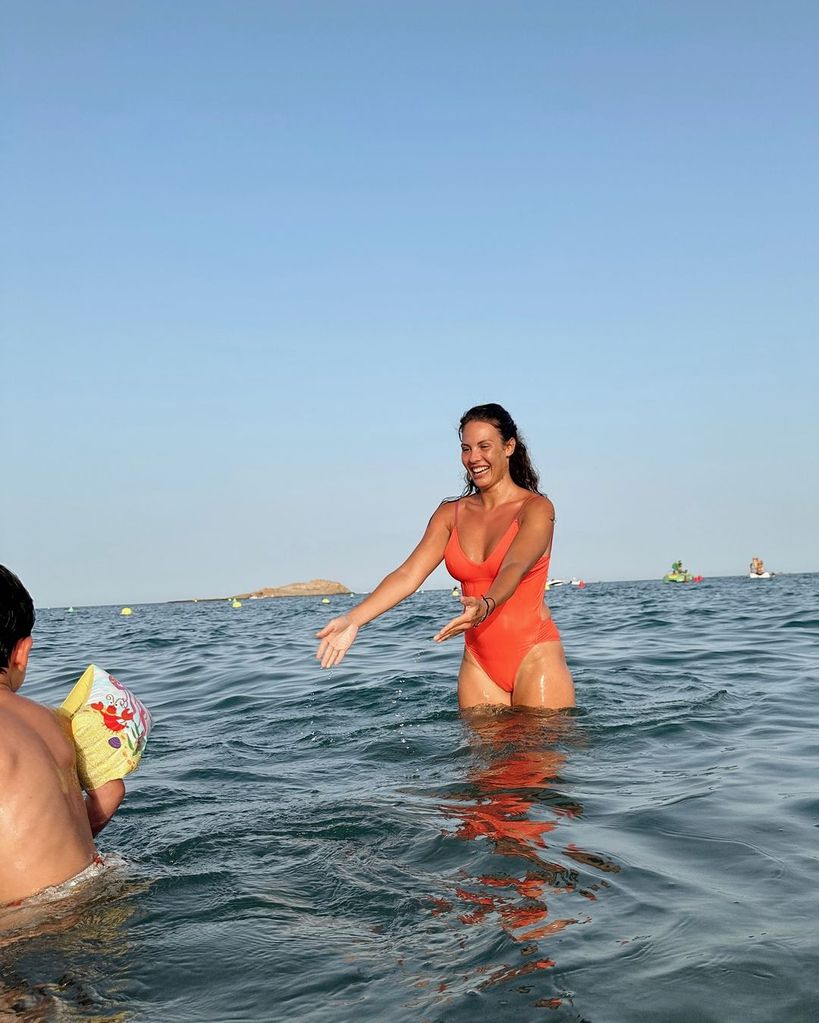 Jessica Bueno y su hijo Alejandro en la playa. Julio 2024
