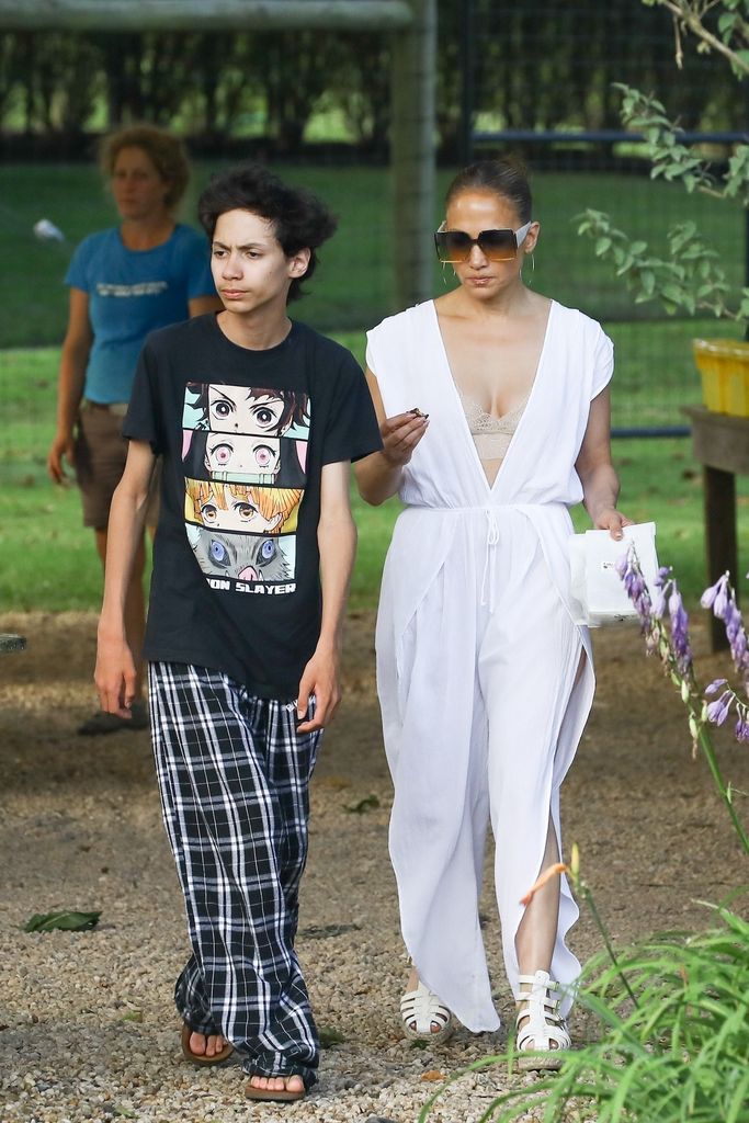 Jennifer Lopez con su hijo Max en Los Hamptons el 18 de julio de 2024