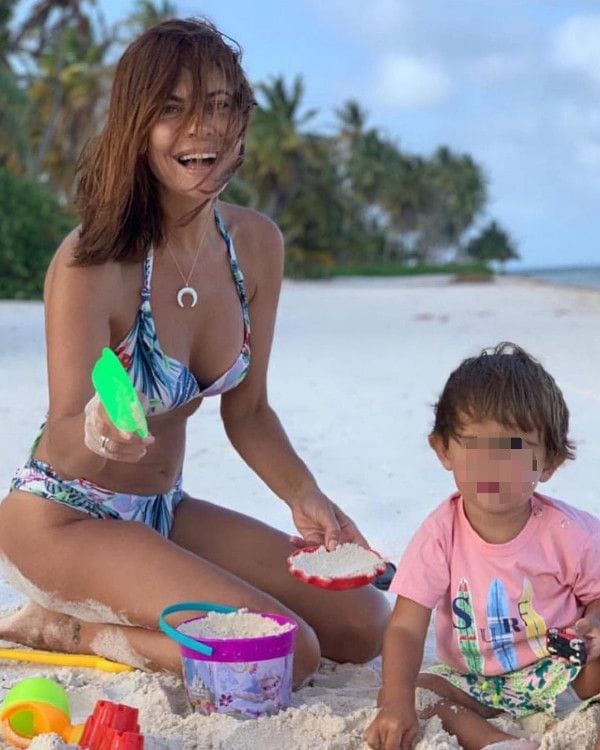 María José Suárez con su hijo en la playa