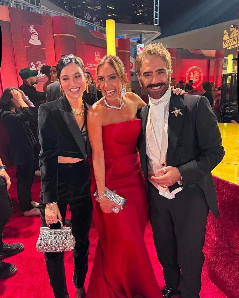 Tras bambalinas, la pareja posó con varias celebridades que asistieron en la foto. En la imagen, Karla y Alejandro con Lili Estefan. 