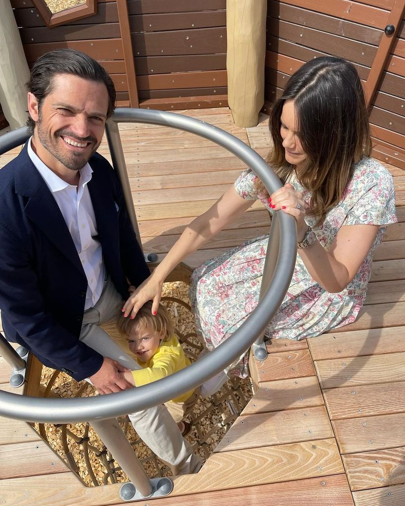 Carlos Felipe y Sofía de Suecia con su hijo pequeño, el príncipe Julian, en la inauguración de un parque infantil que lleva su nombre en el condado de Halland, en junio de 2024