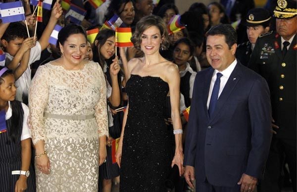 La Reina escogió para la cena inaugural de su viaje un vestido negro con detalles brillantes y un peinado con ondas
