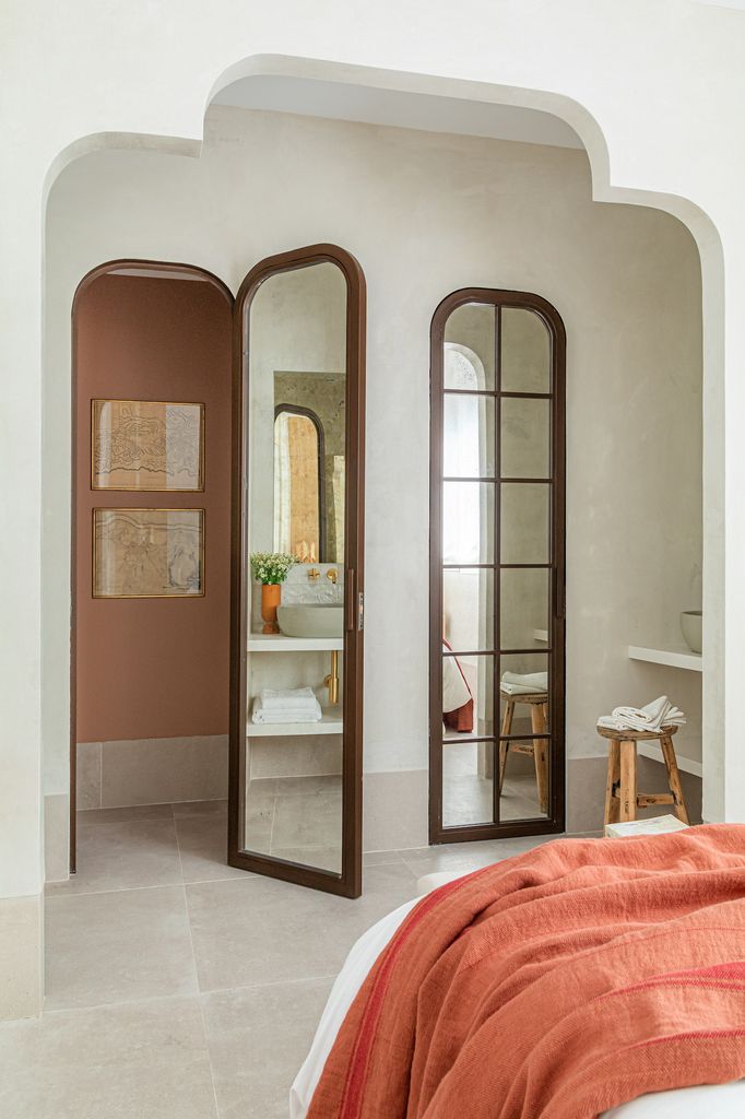 Dormitorio con puertas de cristal