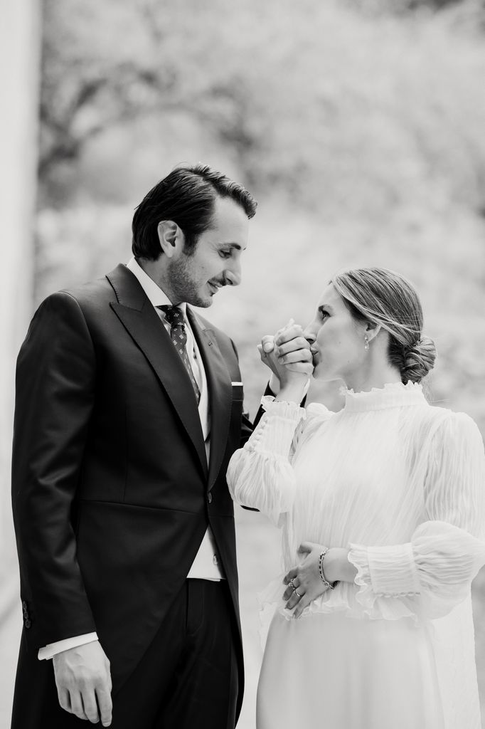 Vestido de novia con capa de Sara Omatos