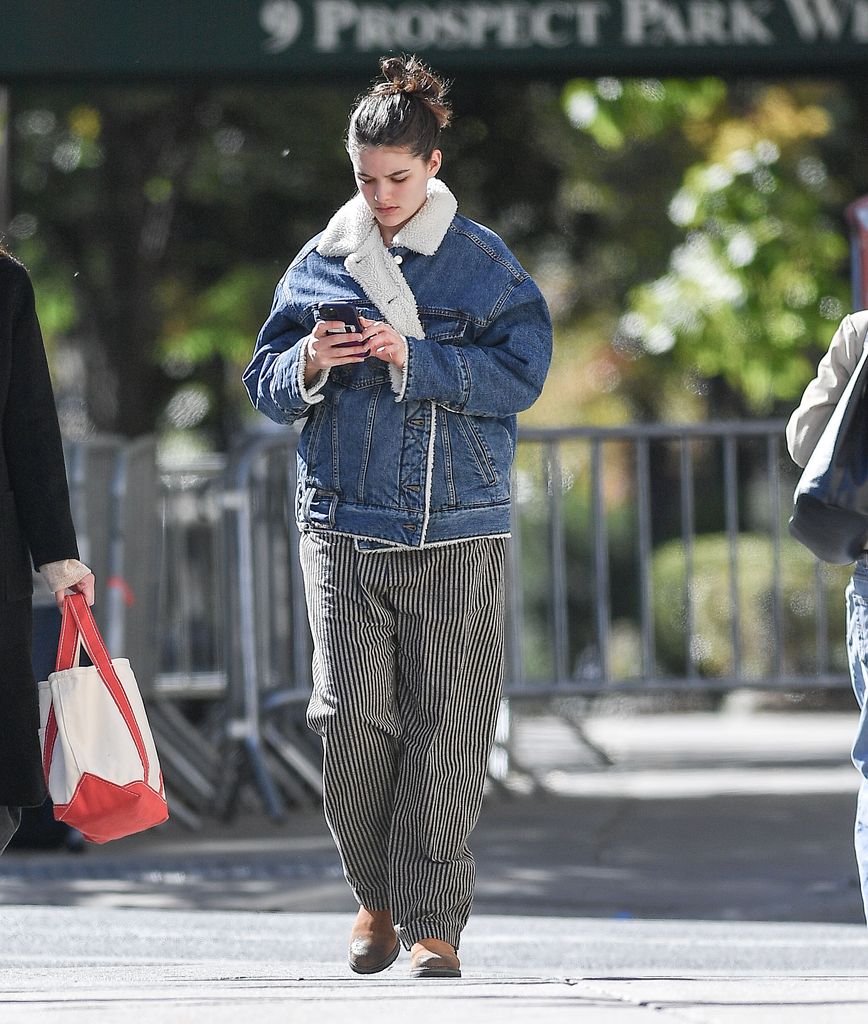 Suri repitió su abrigadora chaqueta de denim y sus botas marrones.