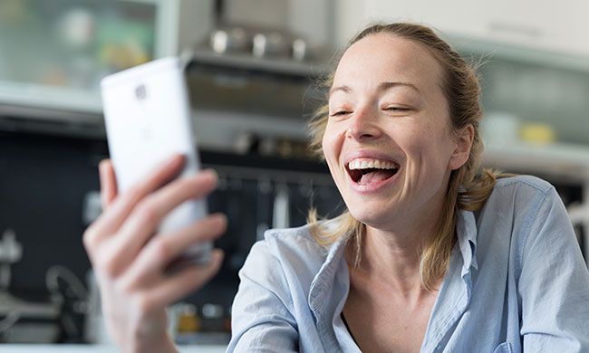 Mujer practicando ejercicios de coaching para mejorar la autoestima