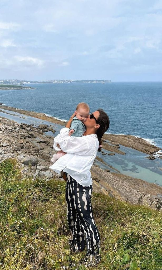 Marta Pombo con su hija y su prometido