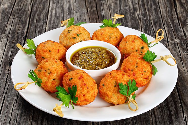 Albóndigas vegetarianas con pesto de col rizada y pistacho